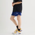 C.ネイビー