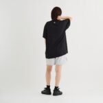 グレー