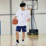 C.ネイビー
